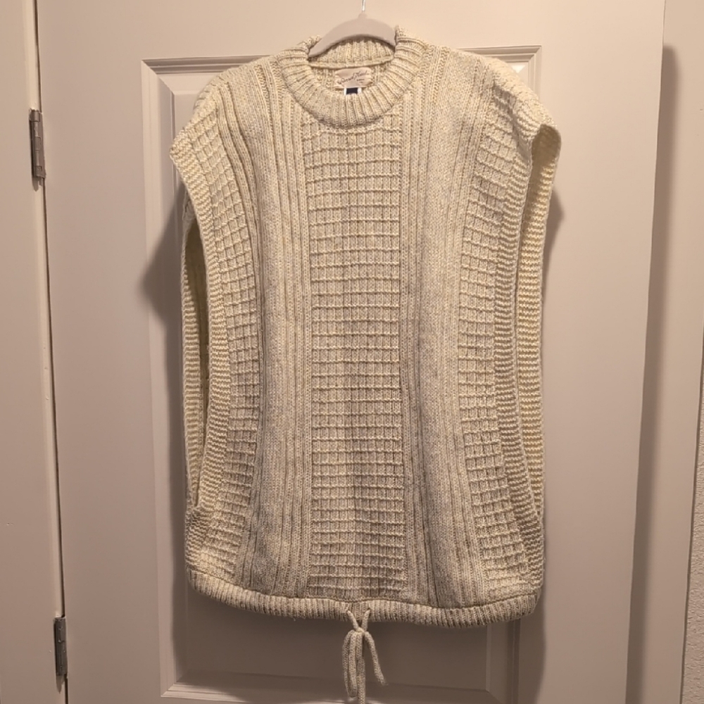 Universal Thread Cream Crew Neck Sweater